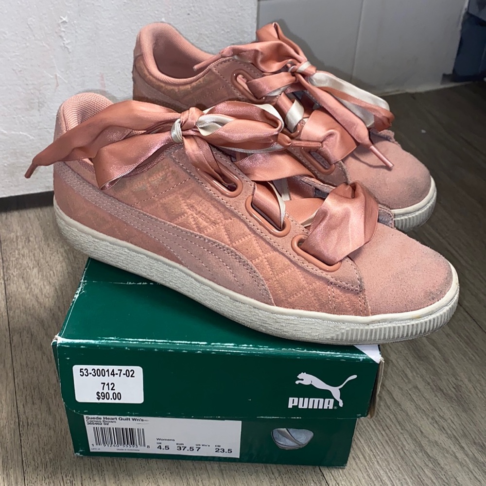 Suede pumas